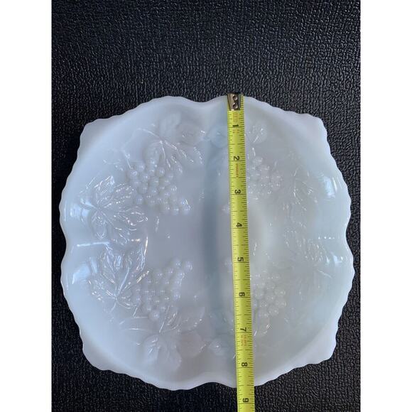 Vintage White Milk Glass Grape Harvest Anchor Hocking Low Fruit Bowl Short - Picture 4 of 13